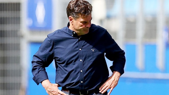 Hamburgs Trainer Dieter Hecking ist bedient. © dpa-Bildfunk Foto: Christian Charisius/dpa
