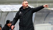 HSV coach Tim Walter points to the sidelines.  © Photo Alliance / dpa |  Thomas Fry 