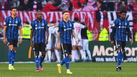 Hamburgs Spieler sind enttäuscht. © IMAGO / Revierfoto 