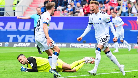 HSV-Torschütze Sonny Kittel (l.) und Anssi Suhonen bejubeln einen Treffer. © IMAGO / Zink 