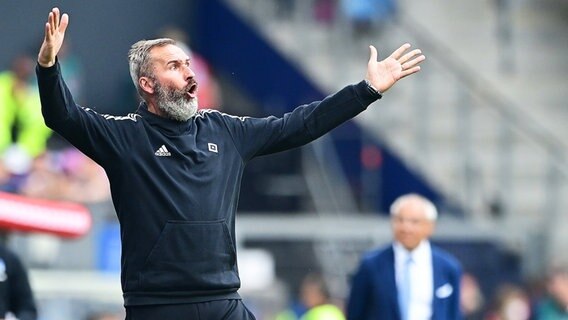 HSV-Trainer Tim Walter gestikuliert aufgeregt. © WITTERS Foto: TimGroothuis