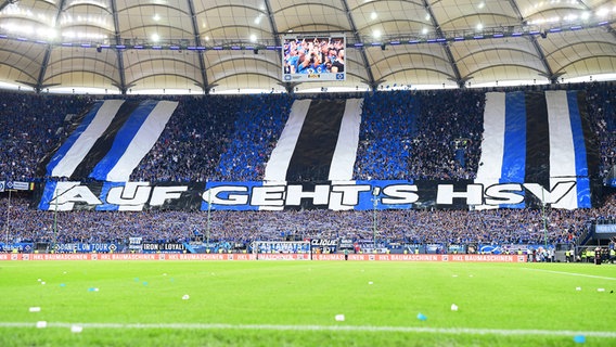 HSV-Fans präsentieren eine Choreografie mit dem Spruch: "Auf geht´s HSV". © WITTERS Foto: ValeriaWitters