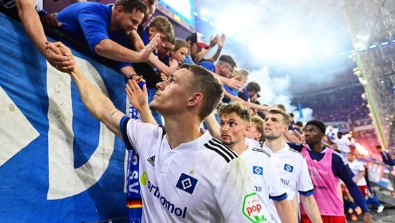 Die HSV-Spieler verabschieden sich von den Fans. © WITTERS Foto: ValeriaWitters