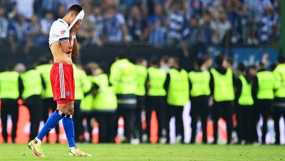 HSV-Spieler Robert Glatzel (l.) ist enttäuscht. © WITTERS Foto: TimGroothuis