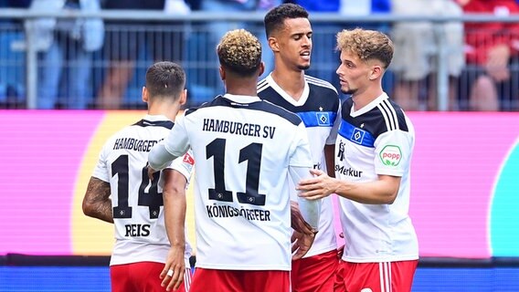 Die HSV-Spieler Ludovit Reis, Ransford-Yeboah Königsdörffer, Torschütze Robert Glatzel und Moritz Heyer (v.l.) bejubeln einen Treffer. © Witters Foto: ValeriaWitters