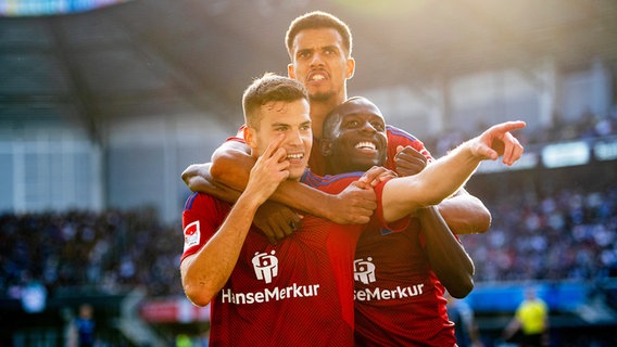 Die HSV-Spieler Laszlo Benes (Torschütze), Robert Glatzel und Jean-Luc Dompé (v.l.) bejubeln einen Treffer. © Witters/LeonieHorky 