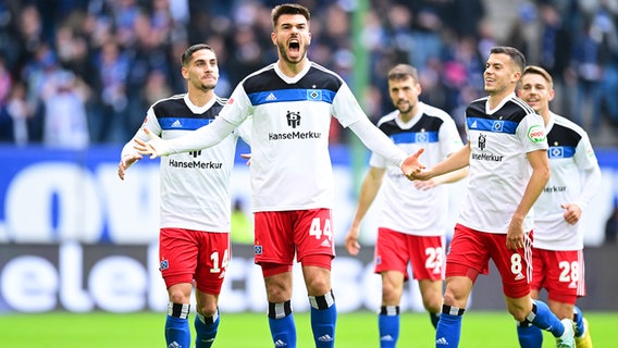 Der HSV-Akteur Mario Vuskovic (2.v.l.) bejubelt einen Treffer. © Witters/ValeriaWitters 