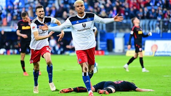 Der HSV-Spieler Ransford-Yeboah Königsdörffer bejubelt einen Treffer. © Witters/TimGroothuis 