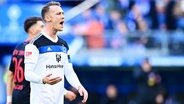 Der HSV-Spieler Sebastian Schonlau gestikuliert. © Witters/TimGroothuis 