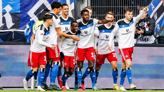 HSV-Spieler bejubeln einen Treffer. © picture alliance/dpa | Axel Heimken 