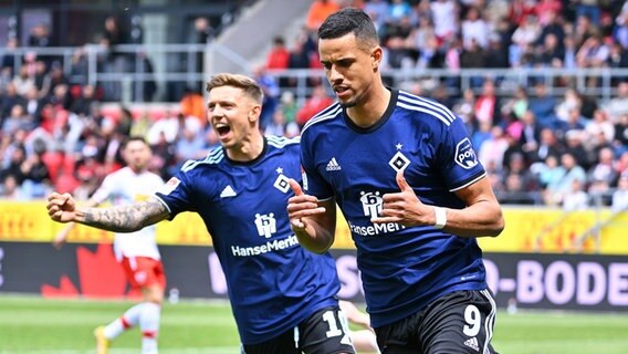 HSV-Stürmer Robert Glatzel (r.) und Sonny Kittel bejubeln einen Treffer gegen Regensburg. © IMAGO / Zink 