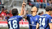 HSV-Stürmer Robert Glatzel (M.) und Bakery Jatta (l.) bejubeln einen Treffer gegen Regensburg. © IMAGO / Zink 