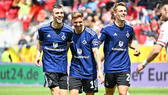 Die HSV-Spieler Jonas Meffert, Sonny Kittel und Miro Muheim (v.l.) bejubeln einen Treffer. © IMAGO / Zink 
