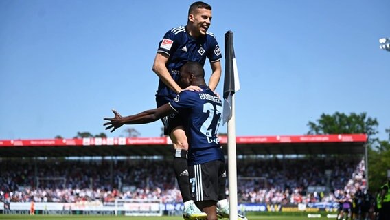 Die HSV-Akteure Jean-Luc Dompé (r.) und Laszlo Benes bejubeln einen Treffer. © IMAGO / MIS 