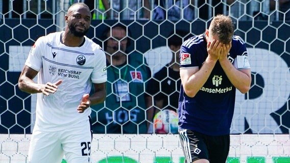 HSV-Akteur Sebastian Schonlau (r.) ist enttäuscht. © picture alliance/dpa | Uwe Anspach 