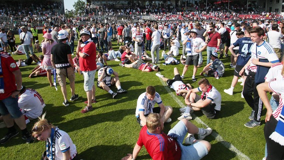 Enttäuschte HSV-Fans © IMAGO / MIS 