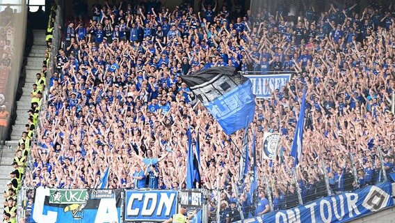 HSV-Fans im Gästeblock in Stuttgart. © WITTERS/ValeriaWitters 