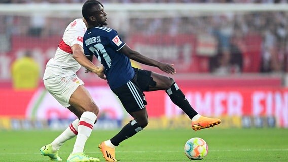 HSV-Stürmer Jean-Luc Dompé (r.) und Stuttgarts Josha Vagnoman kämpfen um den Ball. © WITTERS/ValeriaWitters 