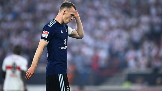 HSV-Kapitän Sebastian Schonlau ist enttäuscht. © picture alliance/dpa | Tom Weller 
