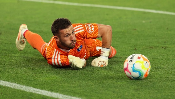 HSV-Keeper Daniel Heuer Fernandes liegt nach einer Parade auf dem Boden. © WITTERS/JoergHalisch 
