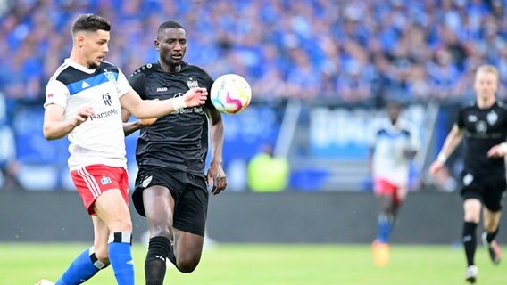 HSV-Verteidiger Fransisco Montero (l.) und Stuttgarts Serhou Guirassy kämpfen um den Ball. © WITTERS/ValeriaWitters 