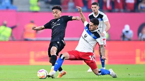 HSV-Akteur Ludovit Reis (r.) und Stuttgarts Enzo Millot kämpfen um den Ball. © WITTERS/TimGroothuis 