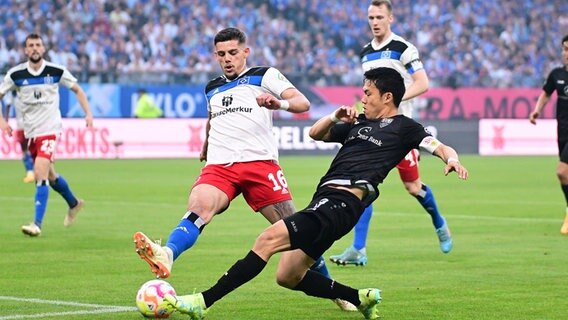 HSV-Verteidiger Fransisco Montero (l.) und Stuttgarts Wataru Endo kämpfen um den Ball. © IMAGO / Lobeca 