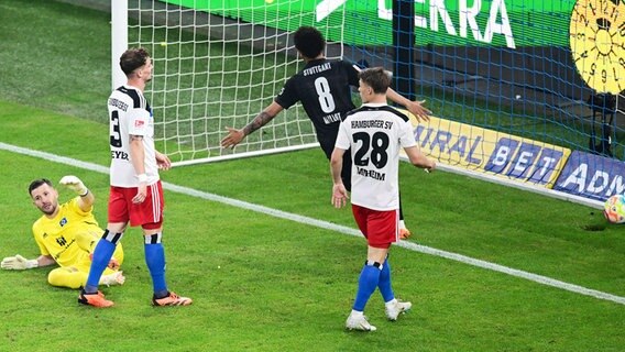 HSV-Keeper Daniel Heuer Fernandes, Moritz Heyer und Miro Muheim (v.l.) können einen Treffer von Stuttgarts Enzo Millot (hinten) nicht verhindern. © WITTERS/LeonieHorky 