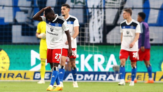 HSV-Angreifer Jean-Luc Dompé (l.) ist enttäuscht. © IMAGO / Jan Huebner 