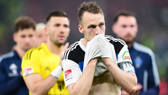 HSV-Verteidiger Sebastian Schonlau ist enttäuscht. © WITTERS/TimGroothuis 