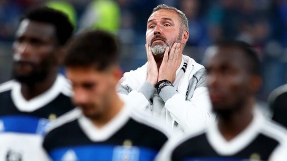 HSV-Trainer Tim Walter ist enttäuscht. © IMAGO / Jan Huebner 