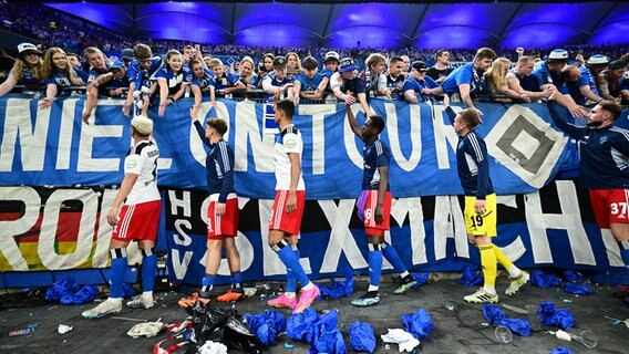 Die HSV-Spieler klatschen nach dem Spiel mit den Fans ab. © WITTERS/TimGroothuis 