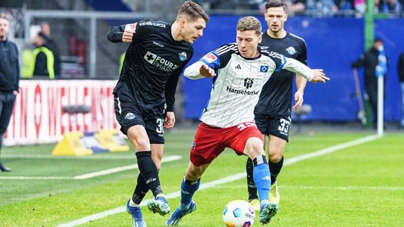 HSV-Verteidiger Ignace van der Brempt (r.) und Paderborns Florent Muslija kämpfen um den Ball. © IMAGO / Eibner 