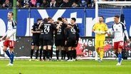 Die HSV-Akteure Miro Muheim, Torhüter Daniel Heuer Fernandes und Sebastian Schonlau (v.r.) sind enttäuscht, während im Hintergrund Paderborner Spieler einen Treffer bejubeln. © IMAGO / Nordphoto 