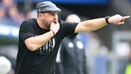 HSV-Trainer Steffen Baumgart gestikuliert am Spielfeldrand. © Witters/TimGroothuis 