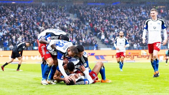 HSV-Spieler bejubeln einen Treffer. © IMAGO / Lobeca 