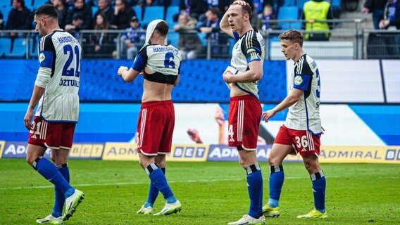 Hamburgs Spieler reagieren auf einen späten Gegentreffer © Imago Images Foto: Marcel von Fehrn