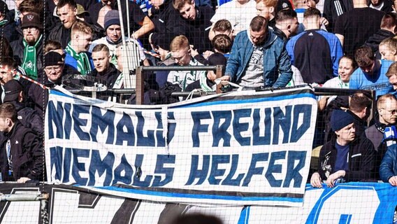 HSV-Fans zeigen ein Transparent gegen die Polizei © IMAGO / Eibner 