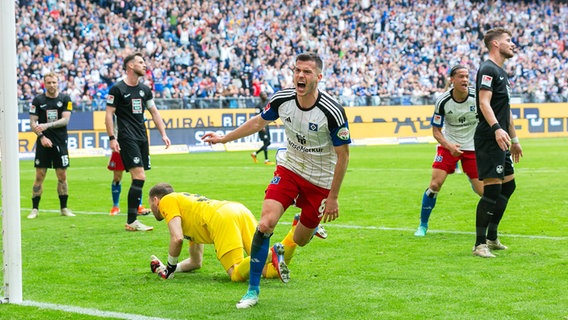 HSV-Spieler Laszlo Benes bejubelt einen Treffer. © IMAGO / Lobeca 