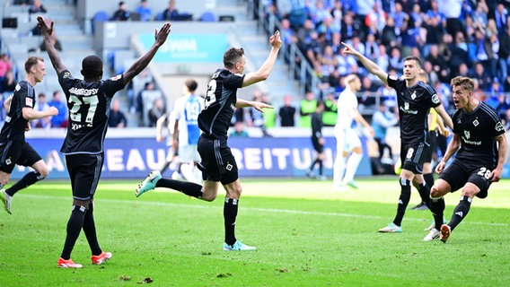 HSV-Spieler bejubeln einen Treffer. © Witters/TimGroothuis 