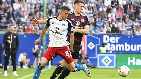 HSV-Akteur Laszlo Benes (l.) und Nürnbergs Florian Flick kämpfen um den Ball. © IMAGO / Zink 