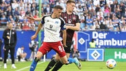 HSV-Akteur Laszlo Benes (l.) und Nürnbergs Florian Flick kämpfen um den Ball. © IMAGO / Zink 