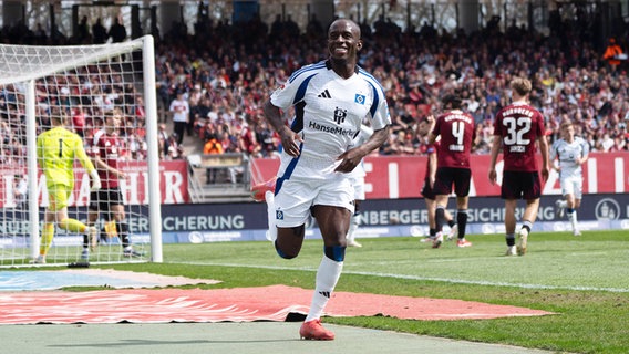 HSV-Spieler Jean-Luc Dompé bejubelt einen Treffer. © IMAGO / Jan Huebner 