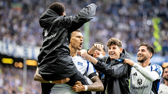 HSV-Stürmer Davie Selke hält einen Balljungen auf dem Arm. © picture alliance / xim.gs | xim.gs / Philipp Szyza 