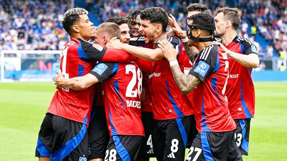 HSV-Spieler bejubeln einen Treffer. © picture alliance/dpa | Uwe Anspach 