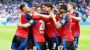 HSV-Spieler bejubeln einen Treffer. © picture alliance/dpa | Uwe Anspach 