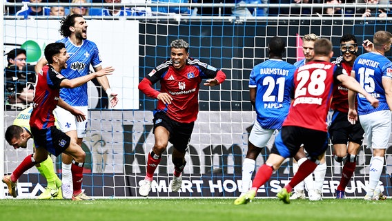 HSV-Spieler Ransford-Yeboah Königsdörffer (M.) bejubelt einen Treffer. © IMAGO / Jan Huebner 