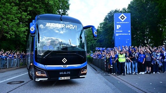 Der HSV-Bus kommt am Volksparkstadion an. © Witters/ValeriaWitters 