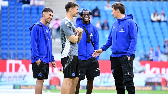 William Mikelbrencis, Co-Trainer Loic Fave, Fabio Balde und Trainer Merlin Polzin betreten den Rasen. © Witters/TimGroothuis 