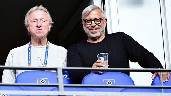 Horst Hrubesch (Direktor Nachwuchs, HSV) und HSV-Legende Jimmy Hartwig © Witters/TimGroothuis 
